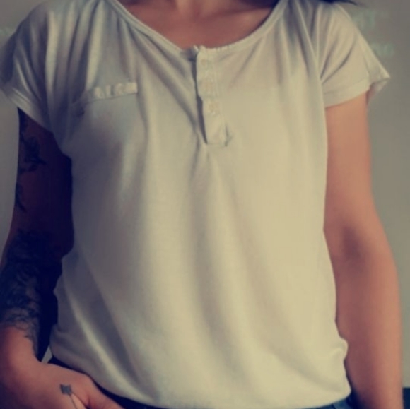 White tshirt - Picture 2 of 3